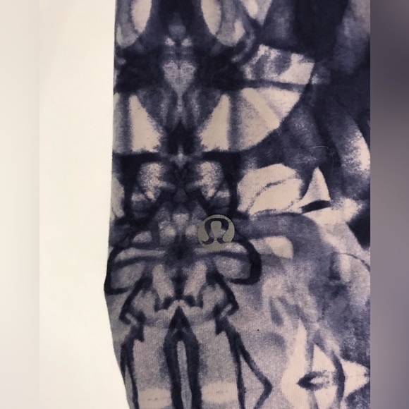RARE LULULEMON LEGGINGS SIZE 4 - Picture 2 of 4